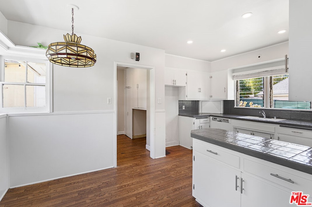 2550 Canyon Dr, Los Angeles CA  90068-2416 exterior