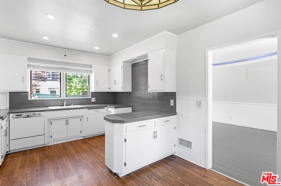2550 Canyon Dr, Los Angeles CA  90068-2416 exterior