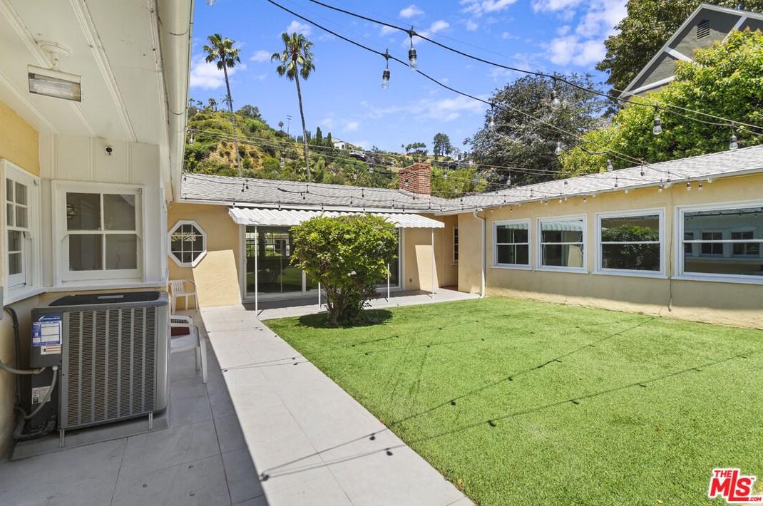 2550 Canyon Dr, Los Angeles CA  90068-2416 exterior