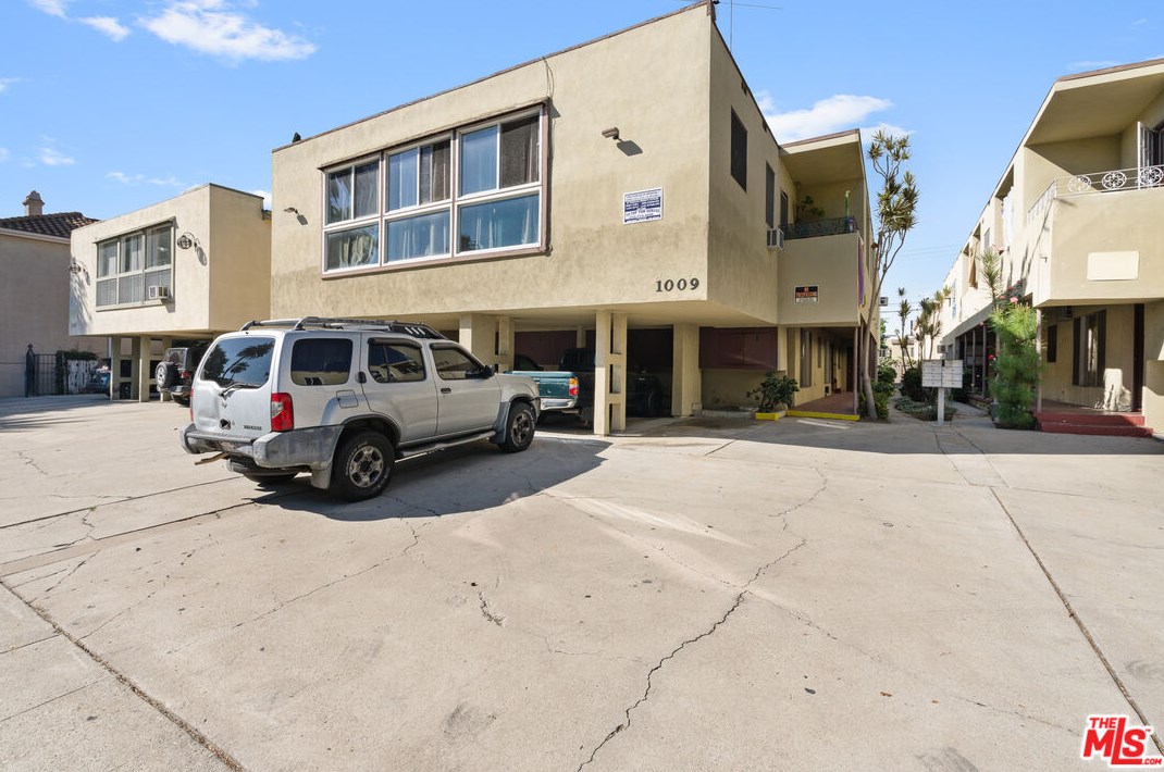 1009 Croft Ave, Los Angeles CA  90069-4229 exterior