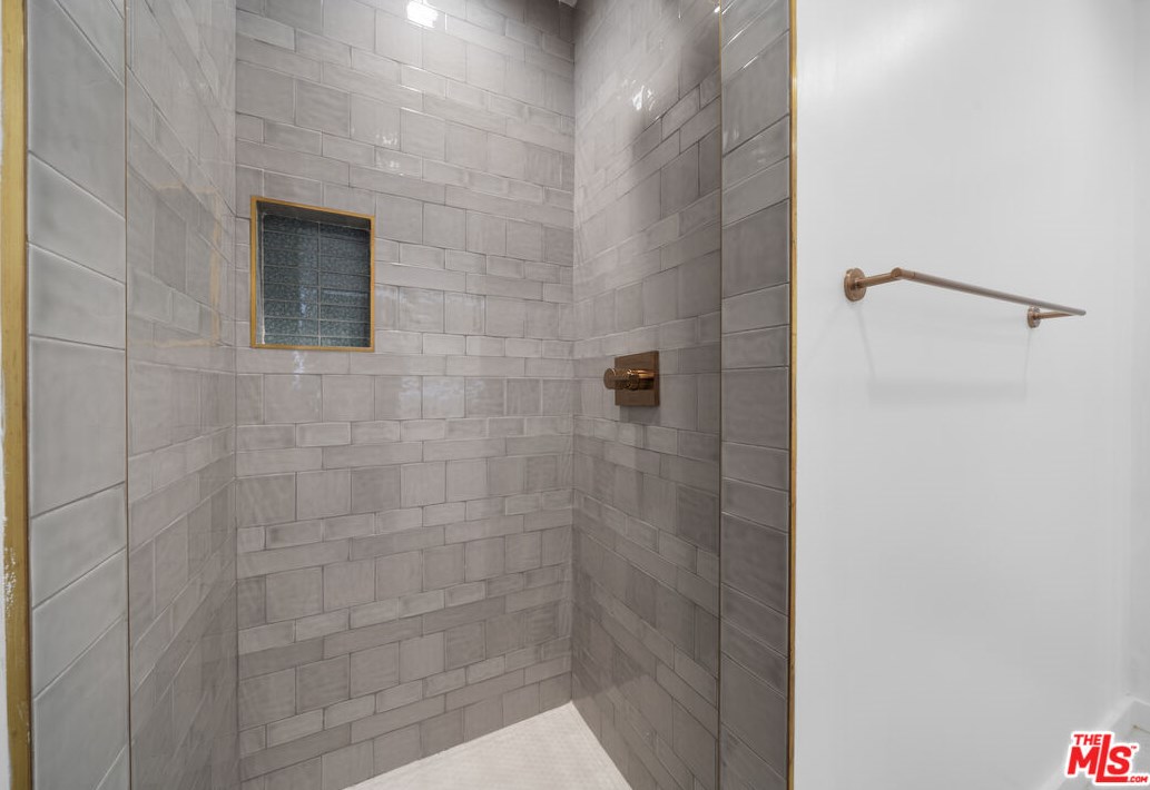 1821 Dunsmuir Ave, Los Angeles CA  90019-5228 exterior