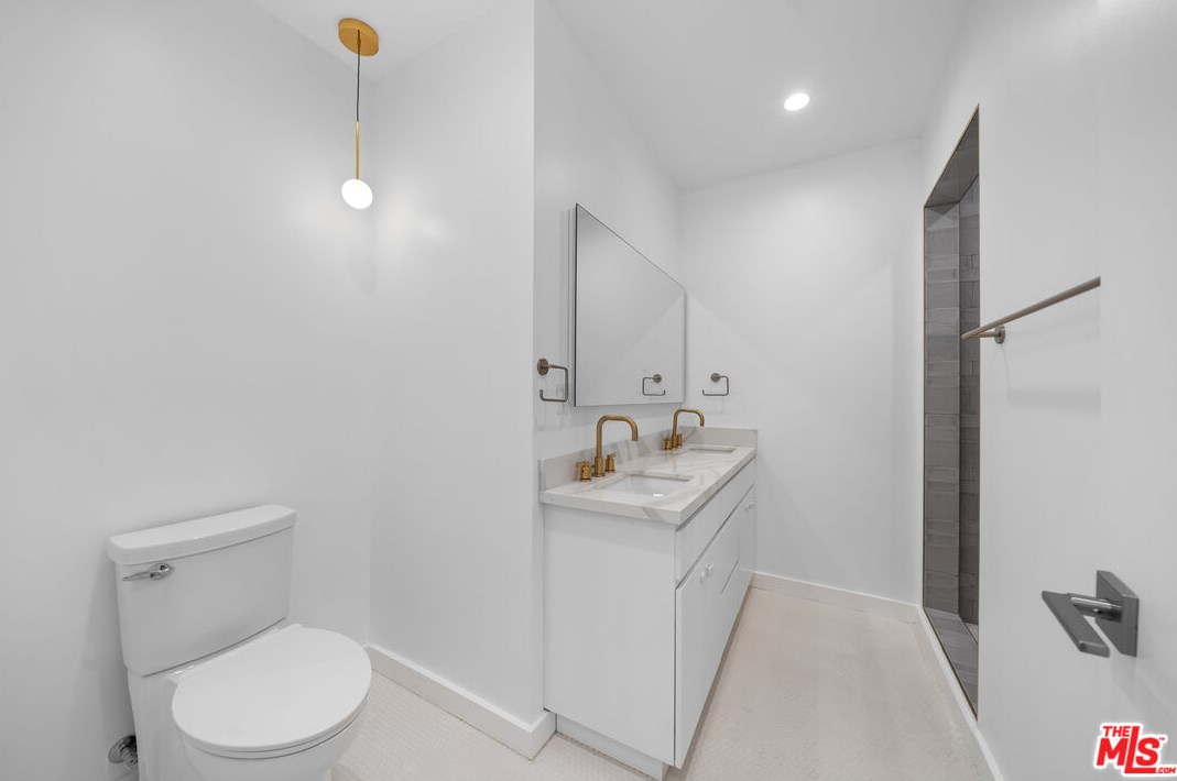 1821 Dunsmuir Ave, Los Angeles CA  90019-5228 exterior