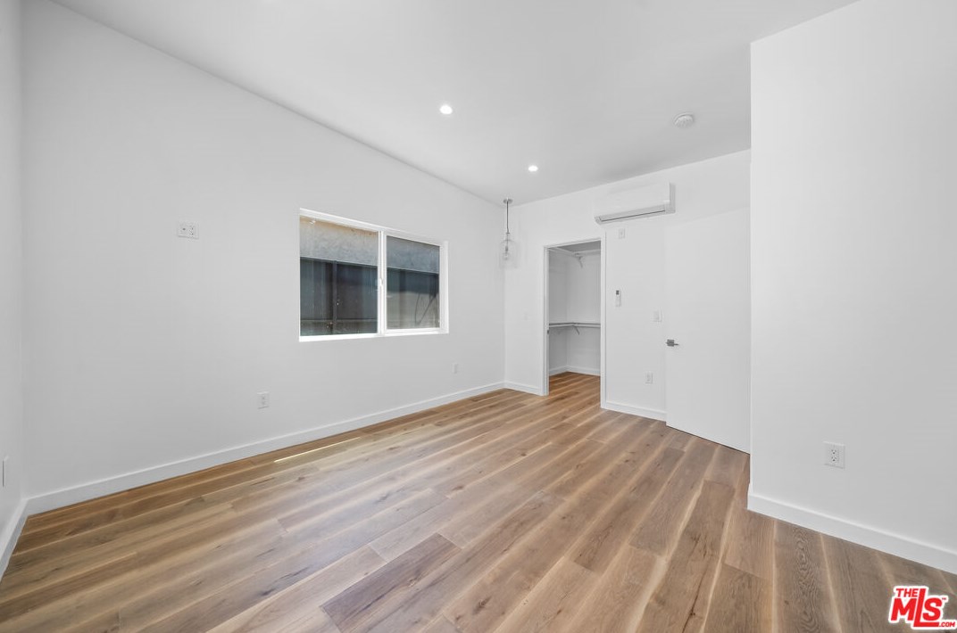 1821 Dunsmuir Ave, Los Angeles CA  90019-5228 exterior