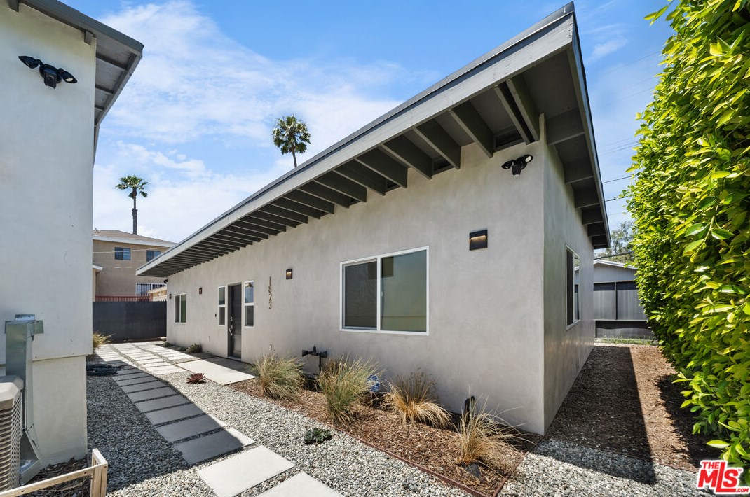 1821 Dunsmuir Ave, Los Angeles CA  90019-5228 exterior