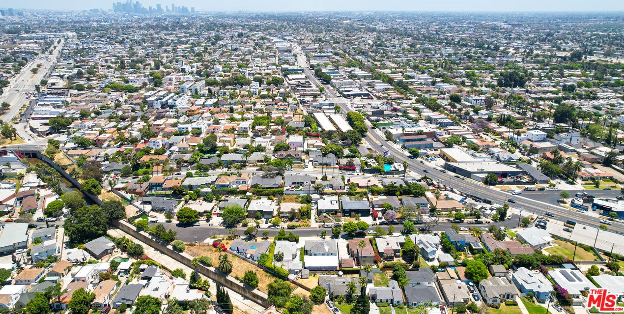 1821 Dunsmuir Ave, Los Angeles CA  90019-5228 exterior