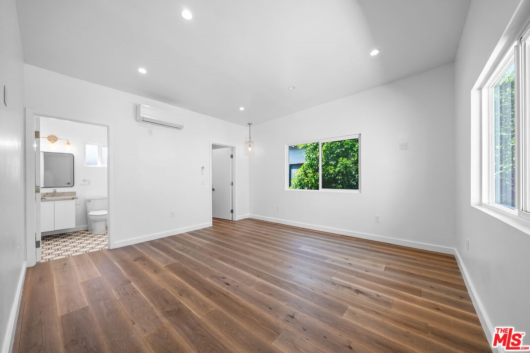 1821 Dunsmuir Ave, Los Angeles CA  90019-5228 exterior