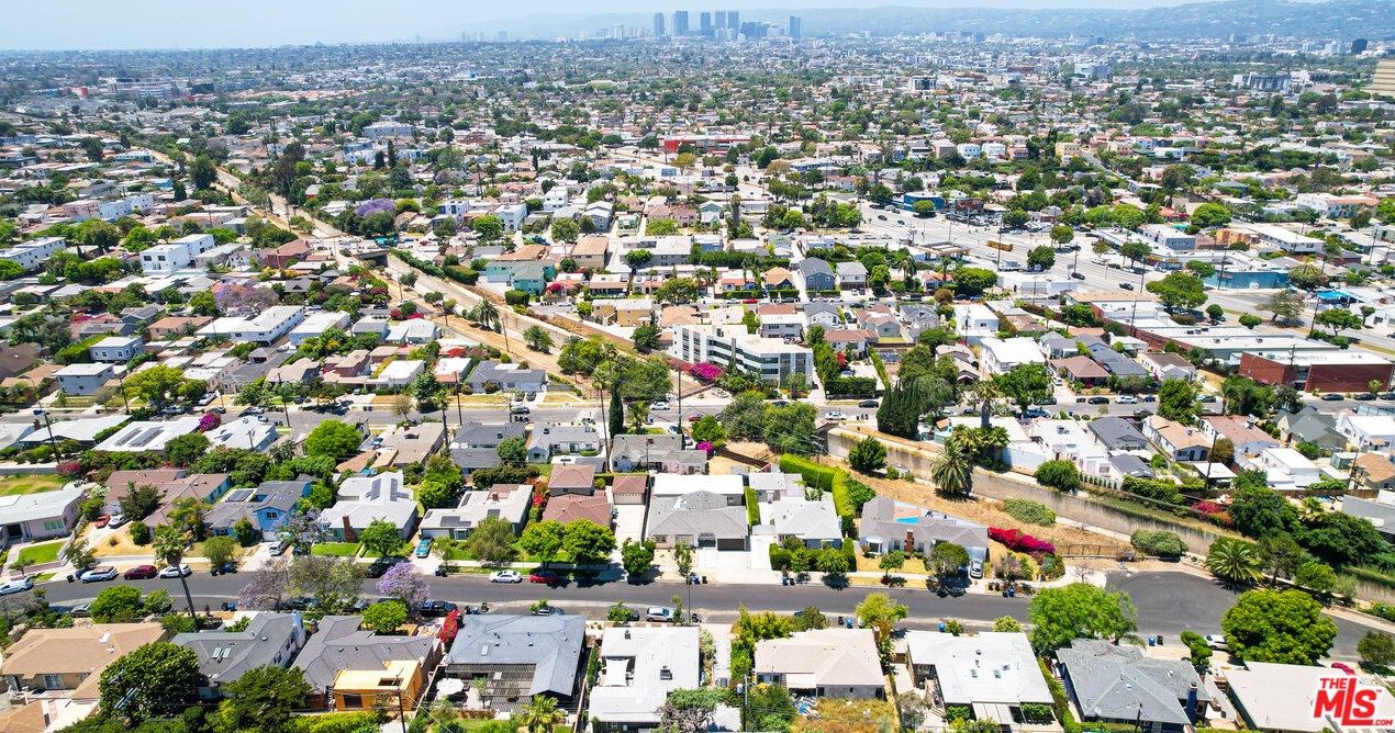 1821 Dunsmuir Ave, Los Angeles CA  90019-5228 exterior