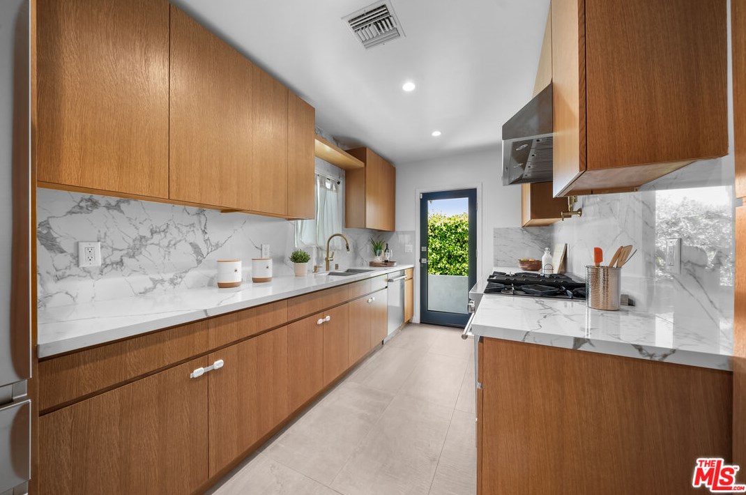 1821 Dunsmuir Ave, Los Angeles CA  90019-5228 exterior