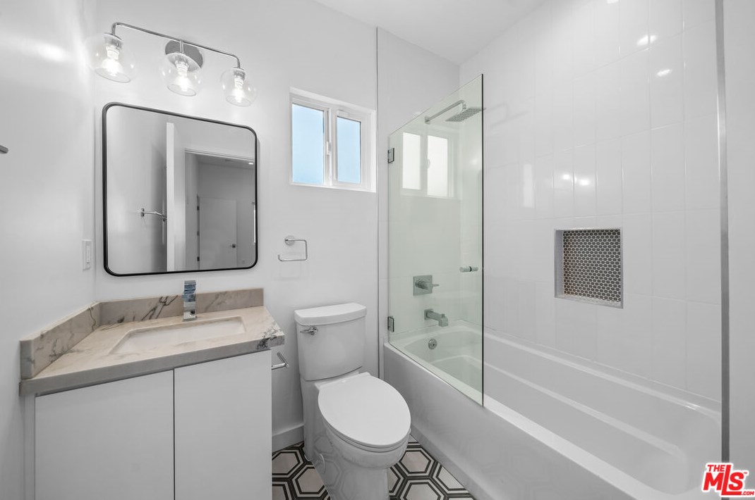 1821 Dunsmuir Ave, Los Angeles CA  90019-5228 exterior