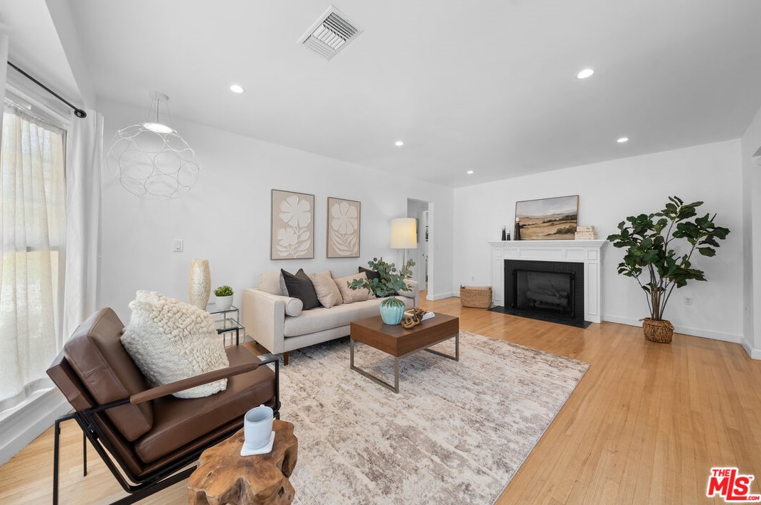 1821 Dunsmuir Ave, Los Angeles CA  90019-5228 exterior