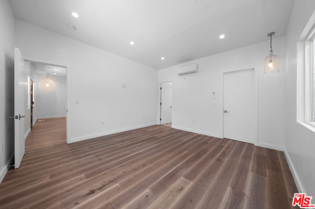 1821 Dunsmuir Ave, Los Angeles CA  90019-5228 exterior