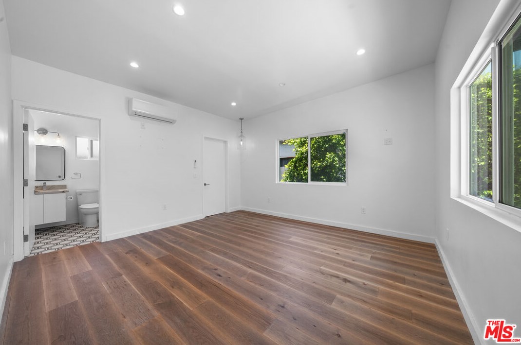 1821 Dunsmuir Ave, Los Angeles CA  90019-5228 exterior