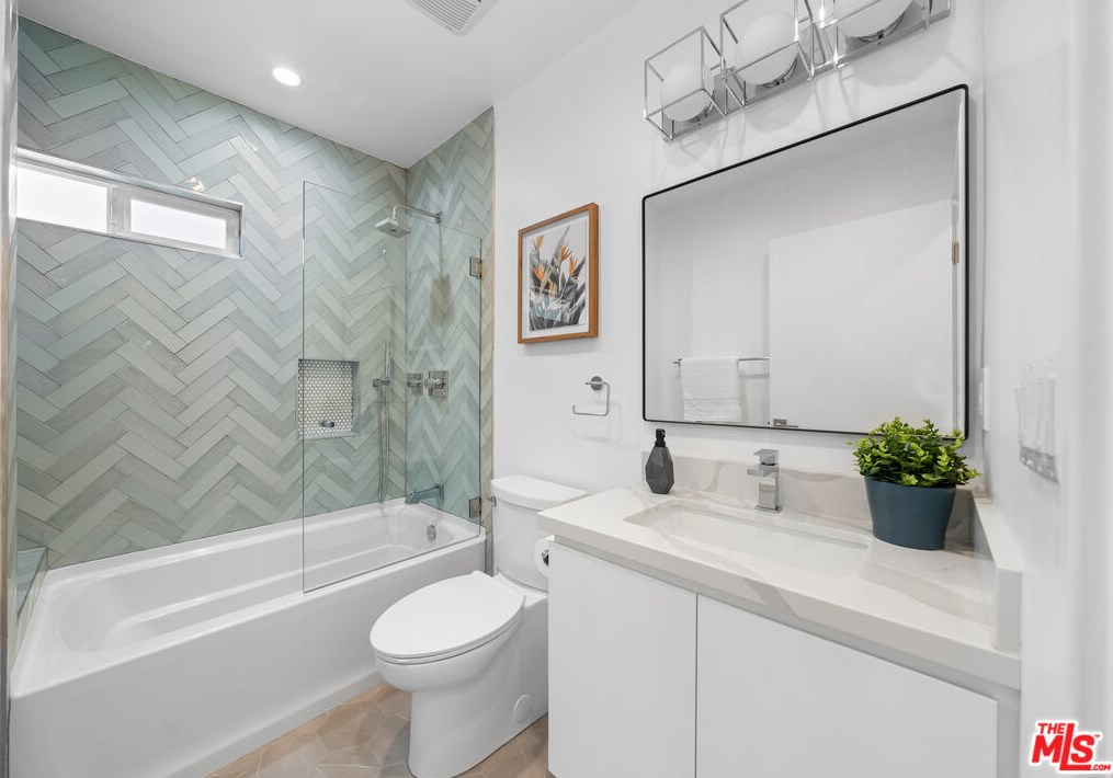 1821 Dunsmuir Ave, Los Angeles CA  90019-5228 exterior