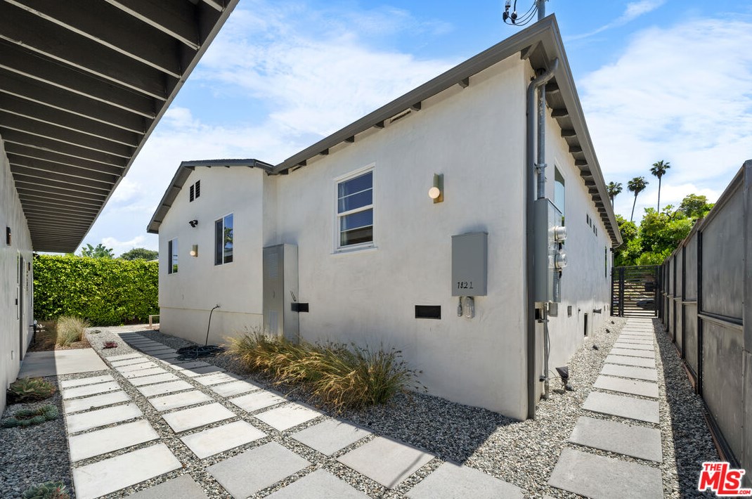 1821 Dunsmuir Ave, Los Angeles CA  90019-5228 exterior