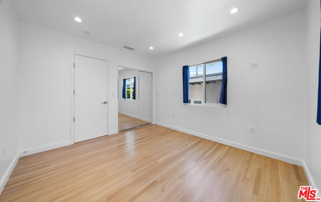 1821 Dunsmuir Ave, Los Angeles CA  90019-5228 exterior