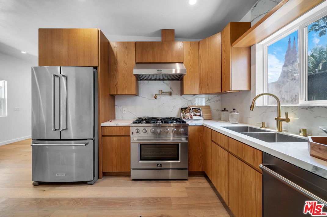 1821 Dunsmuir Ave, Los Angeles CA  90019-5228 exterior