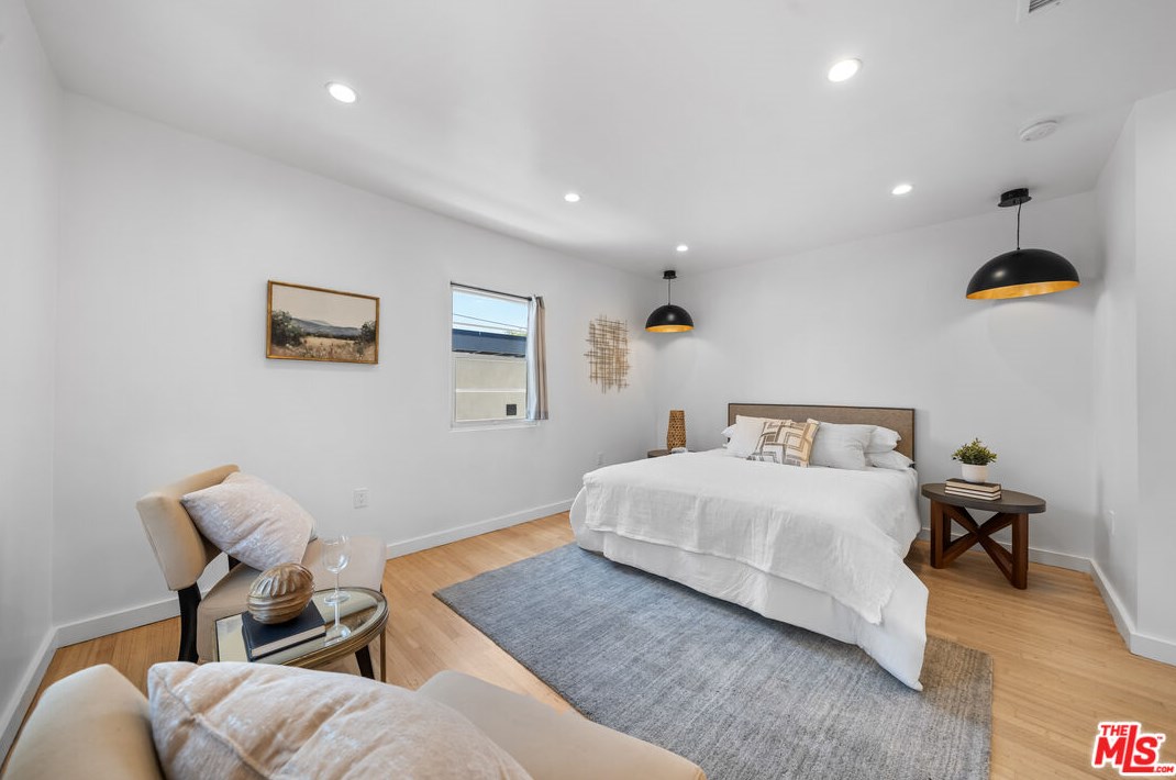 1821 Dunsmuir Ave, Los Angeles CA  90019-5228 exterior