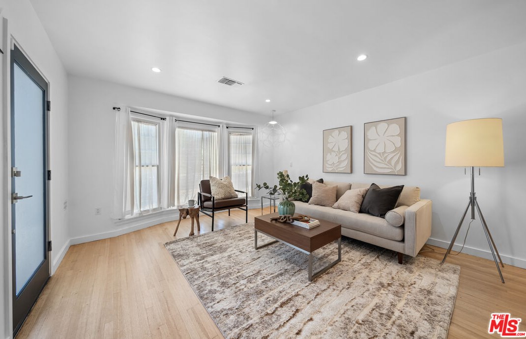 1821 Dunsmuir Ave, Los Angeles CA  90019-5228 exterior