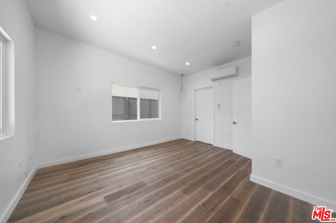 1821 Dunsmuir Ave, Los Angeles CA  90019-5228 exterior