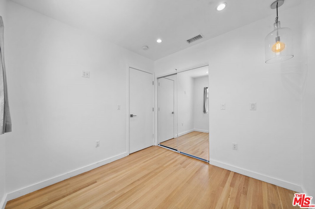 1821 Dunsmuir Ave, Los Angeles CA  90019-5228 exterior