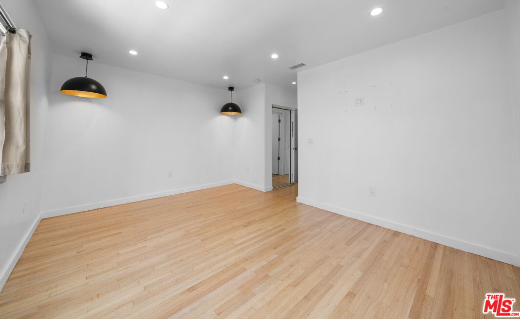 1821 Dunsmuir Ave, Los Angeles CA  90019-5228 exterior