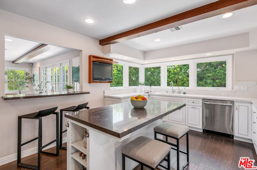 740 Thayer Ave, Los Angeles CA  90024-3332 exterior