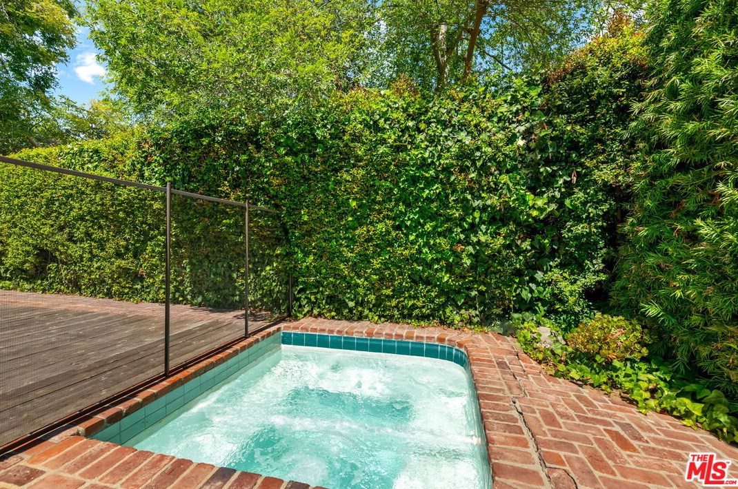 740 Thayer Ave, Los Angeles CA  90024-3332 exterior