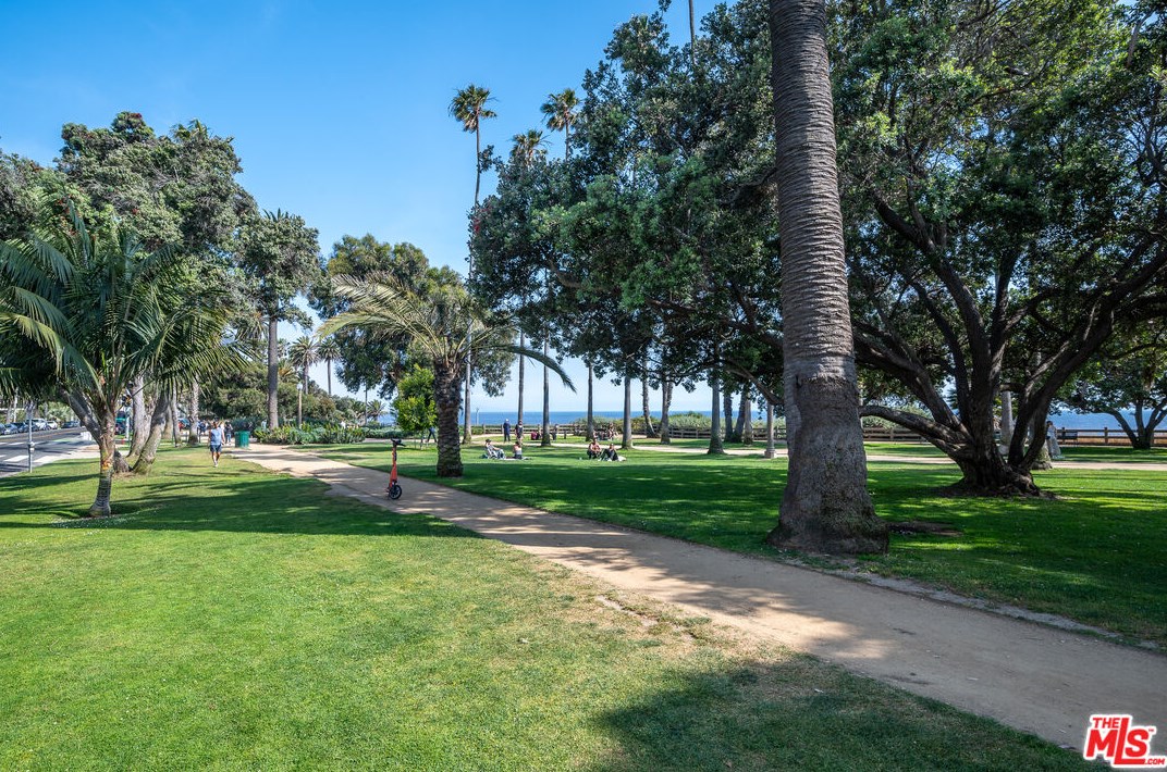 125 Montana Ave, Santa Monica CA  90403-1031 exterior