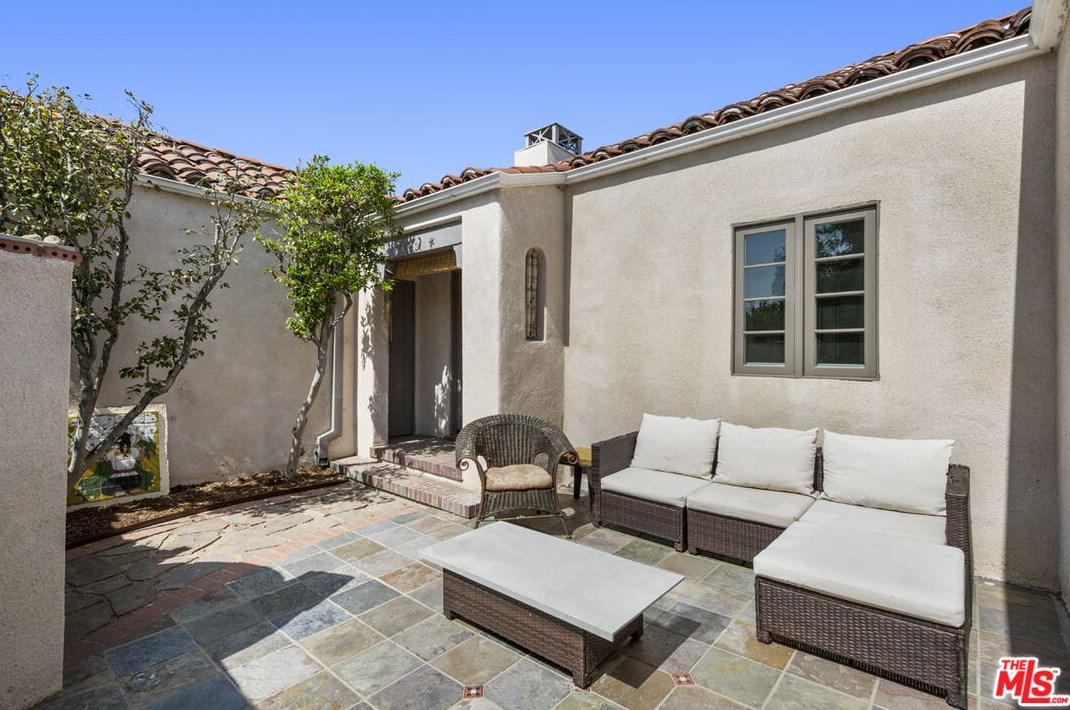 931 Micheltorena St, Los Angeles CA  90026-2721 exterior