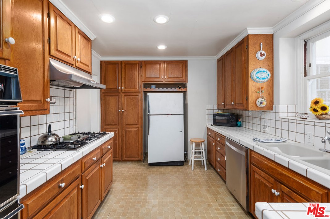 1101 Casiano Rd, Los Angeles CA  90077-1522 exterior