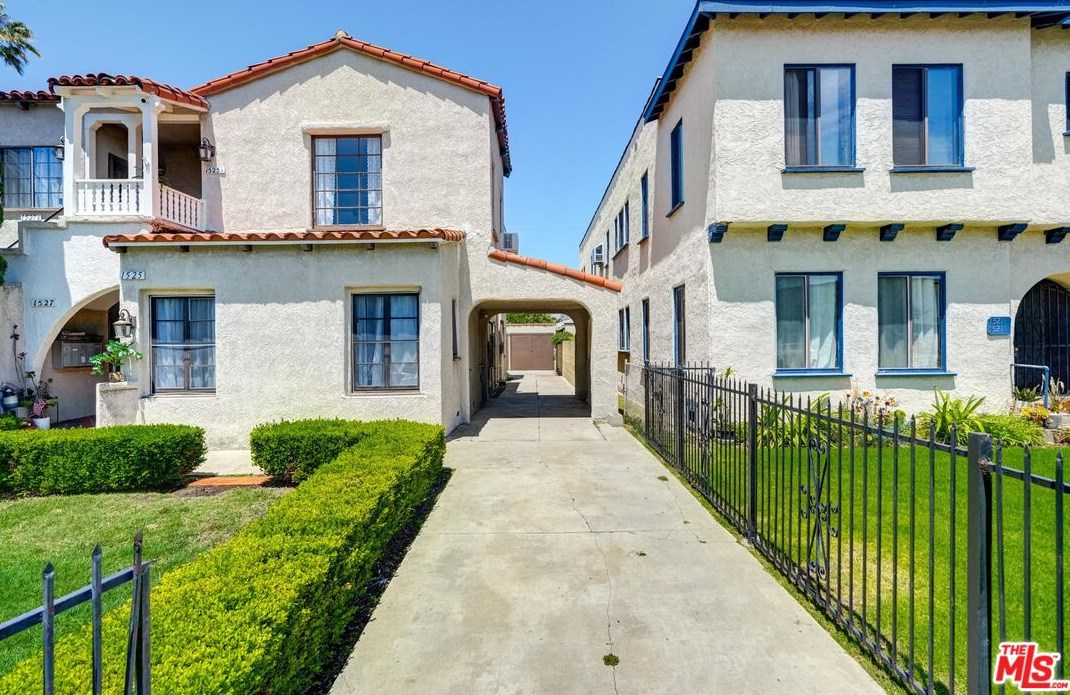 1525 Orange Grv Ave, Los Angeles CA  90019-4950 exterior