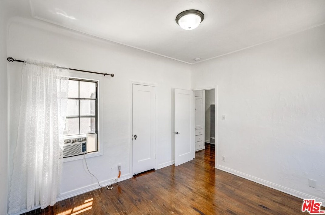 1525 Orange Grv Ave, Los Angeles CA  90019-4950 exterior