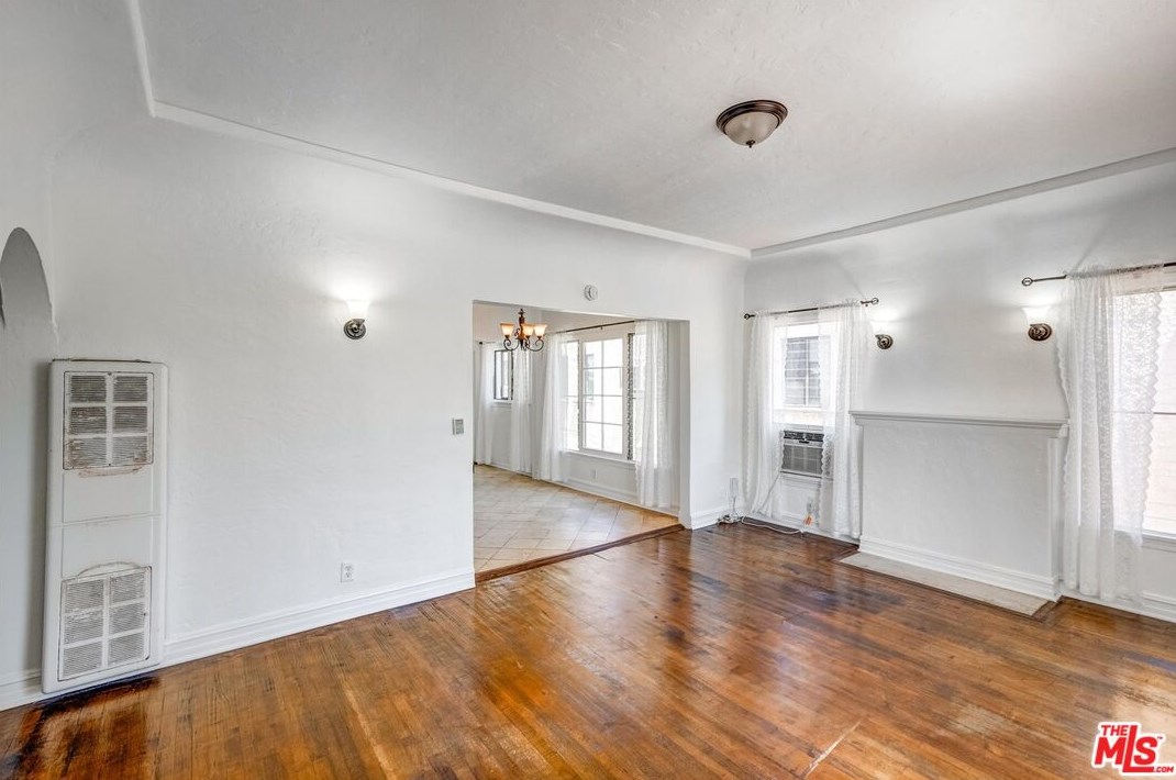 1525 Orange Grv Ave, Los Angeles CA  90019-4950 exterior