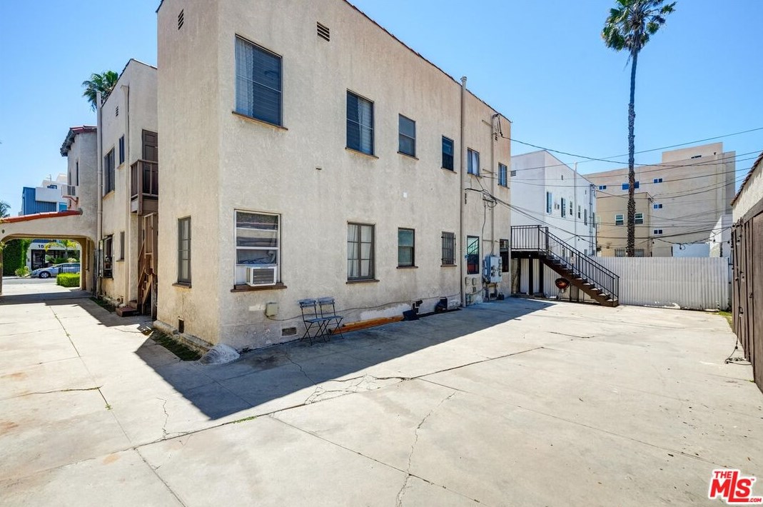 1525 Orange Grv Ave, Los Angeles CA  90019-4950 exterior