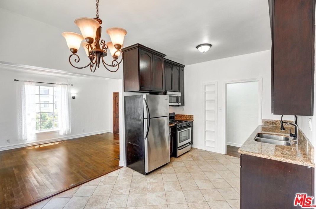 1525 Orange Grv Ave, Los Angeles CA  90019-4950 exterior