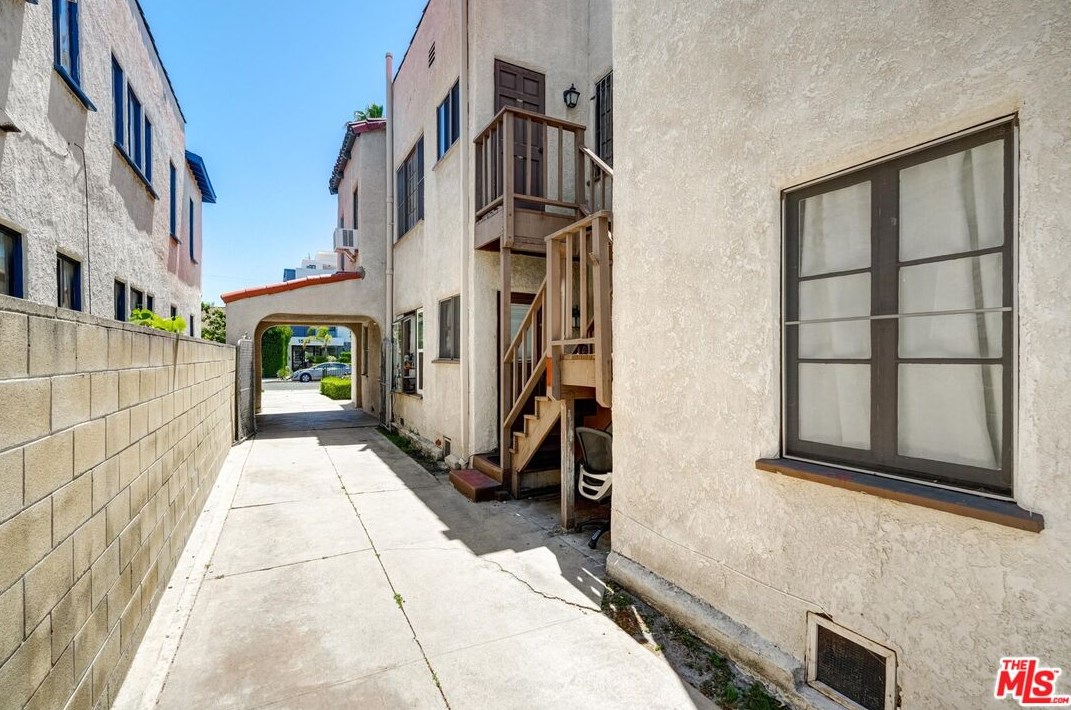 1525 Orange Grv Ave, Los Angeles CA  90019-4950 exterior