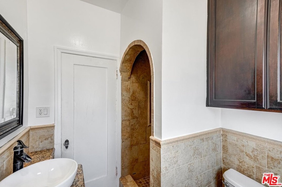 1525 Orange Grv Ave, Los Angeles CA  90019-4950 exterior