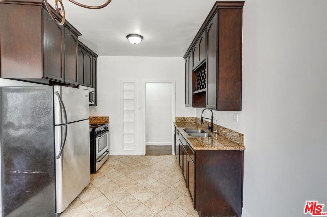 1525 Orange Grv Ave, Los Angeles CA  90019-4950 exterior