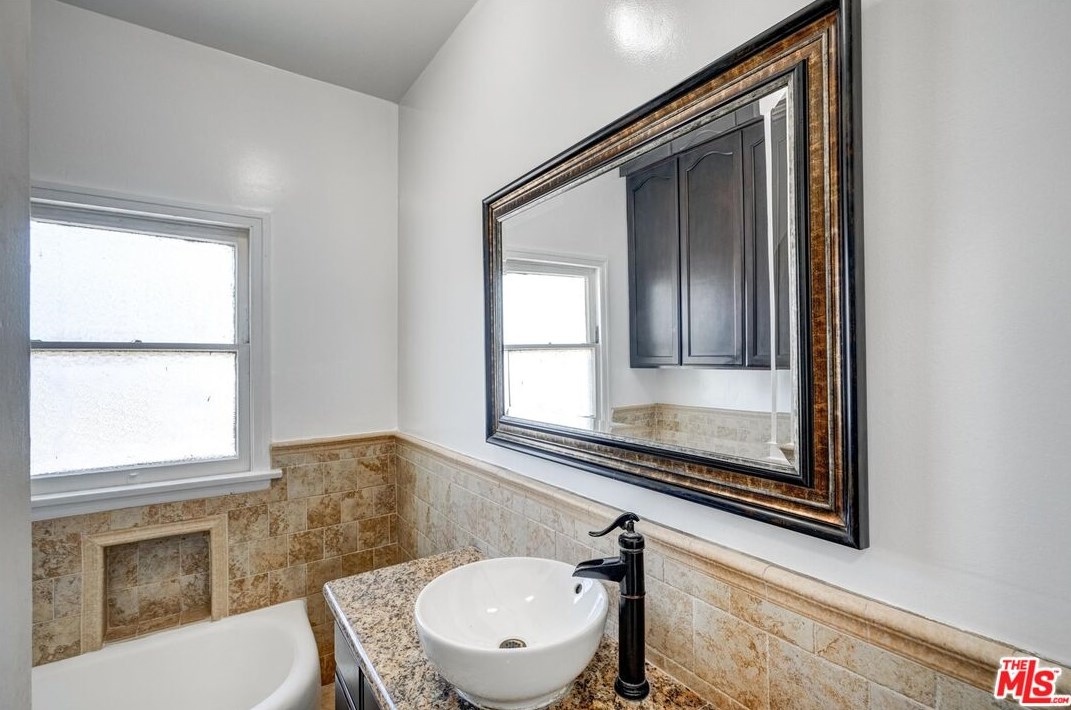 1525 Orange Grv Ave, Los Angeles CA  90019-4950 exterior