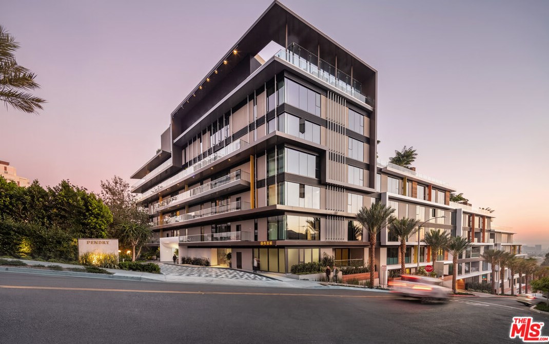 8420 Sunset Blvd, Los Angeles CA  90069-1910 exterior