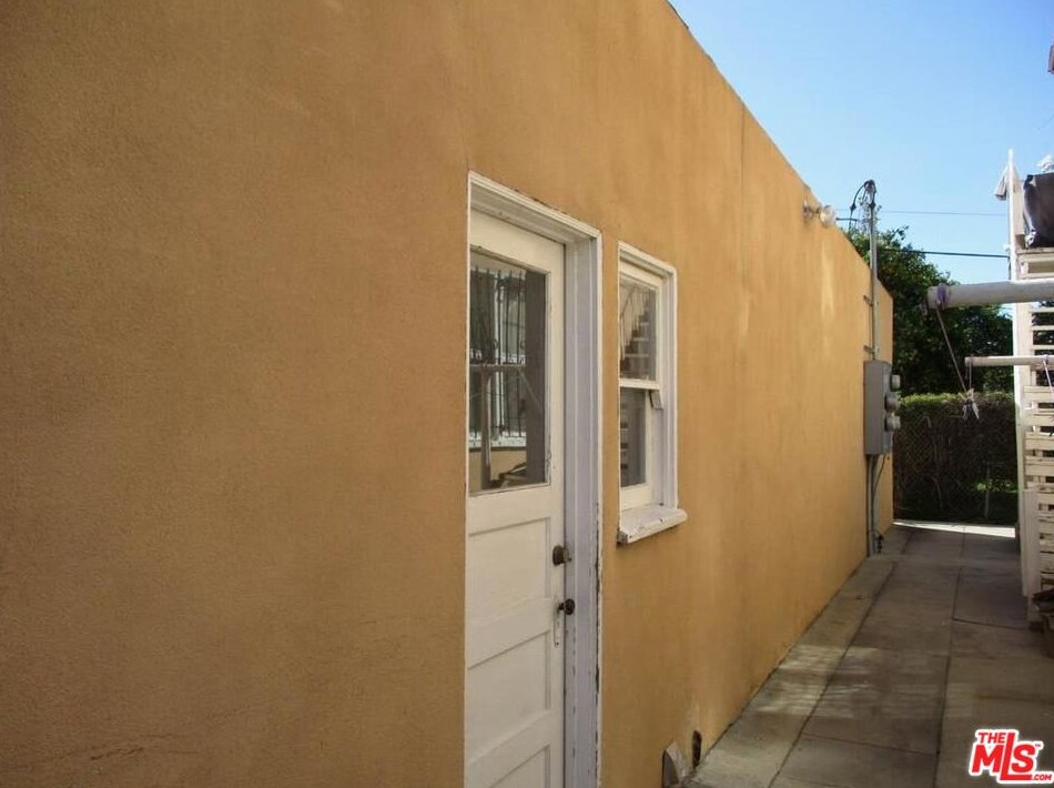 4610 Cimarron, Los Angeles CA 90047-1321 exterior