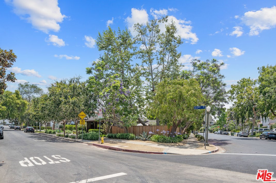 2107 Fox Hills Dr, Los Angeles CA  90025-6004 exterior