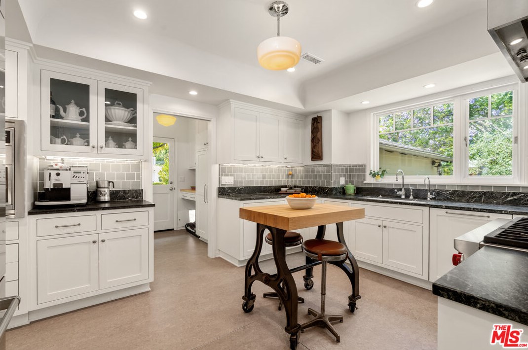2107 Fox Hills Dr, Los Angeles CA  90025-6004 exterior