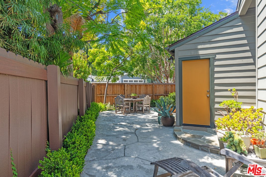 2107 Fox Hills Dr, Los Angeles CA  90025-6004 exterior