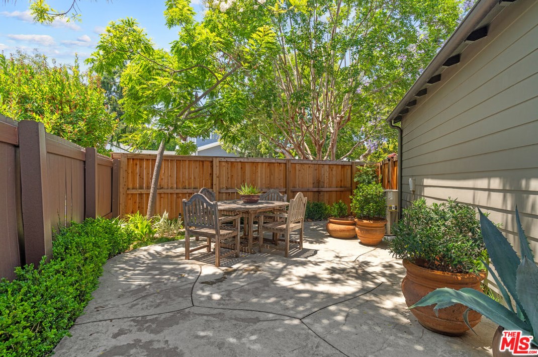 2107 Fox Hills Dr, Los Angeles CA  90025-6004 exterior