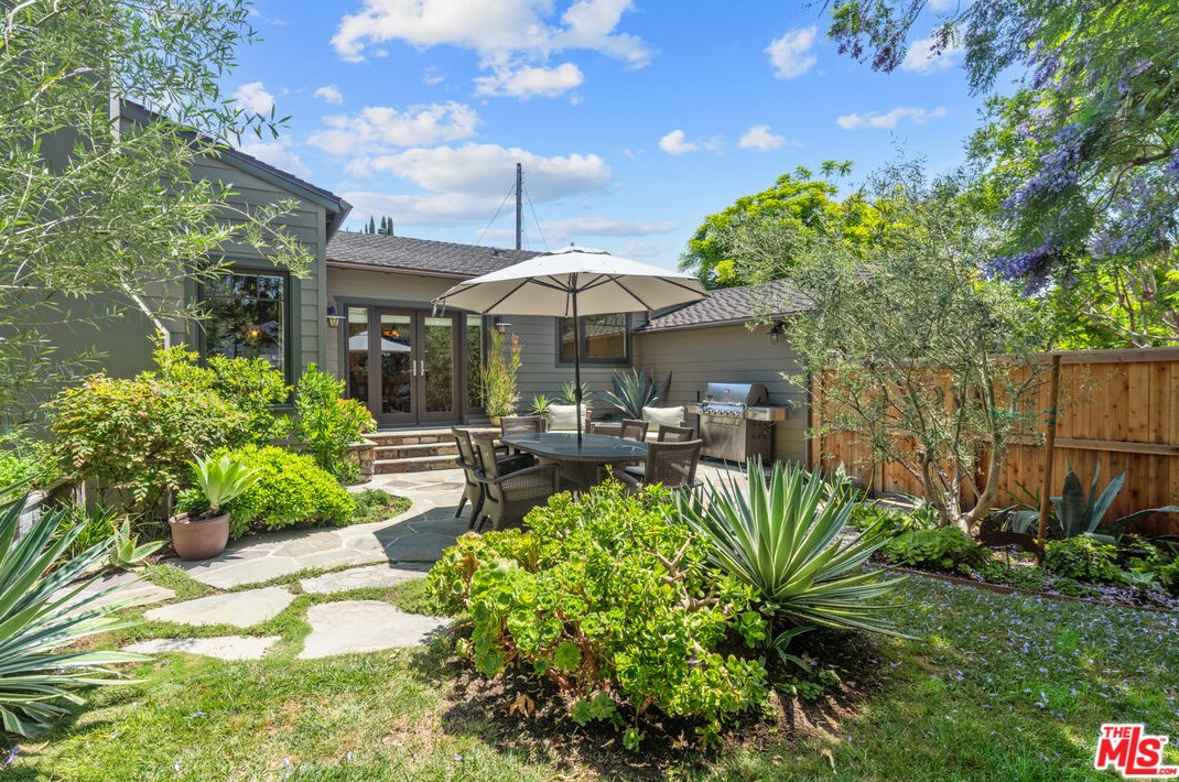 2107 Fox Hills Dr, Los Angeles CA  90025-6004 exterior