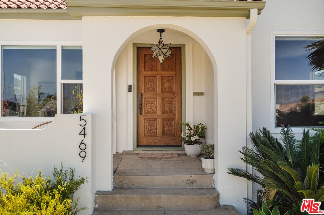 5469 8th Ave, Los Angeles CA  90043-2517 exterior