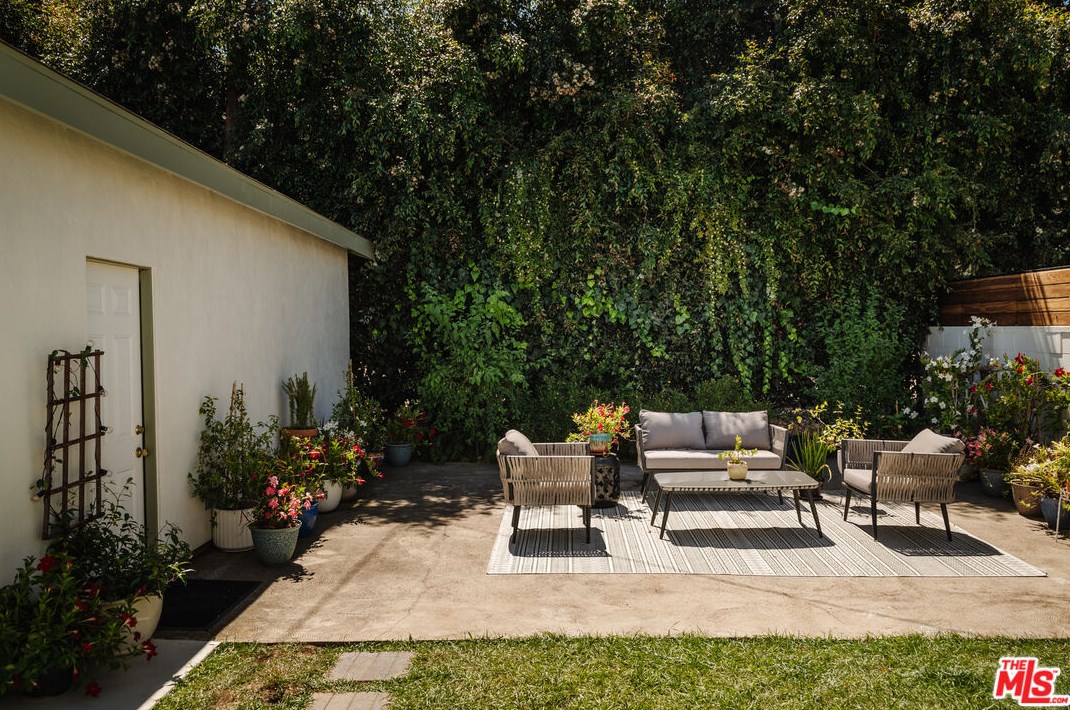 5469 8th Ave, Los Angeles CA  90043-2517 exterior