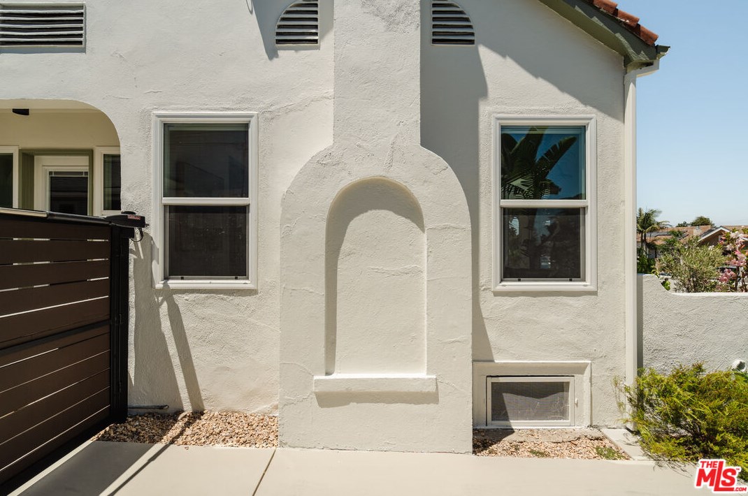 5469 8th Ave, Los Angeles CA  90043-2517 exterior