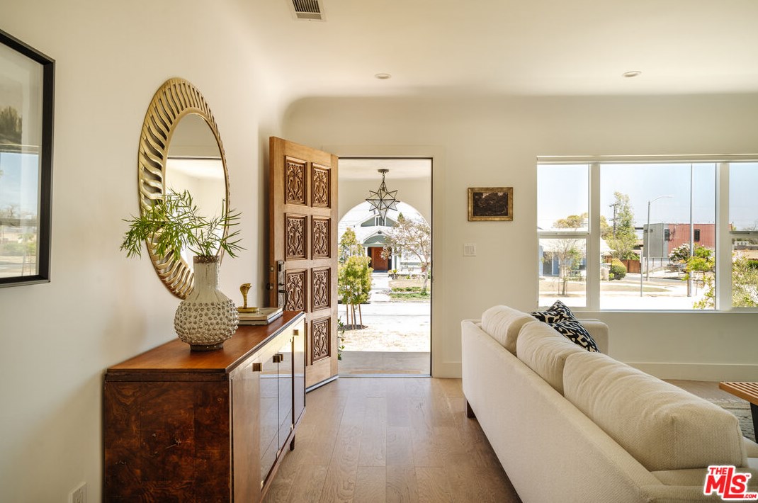 5469 8th Ave, Los Angeles CA  90043-2517 exterior